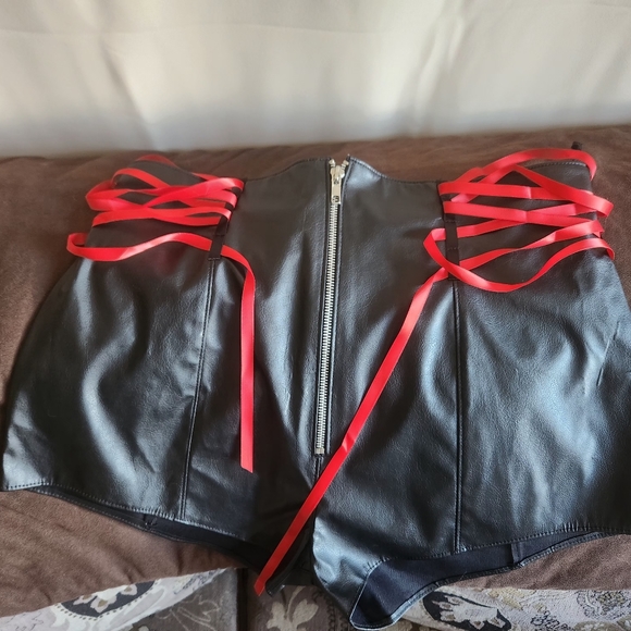 pleather high rise shorts LG - Picture 4 of 4